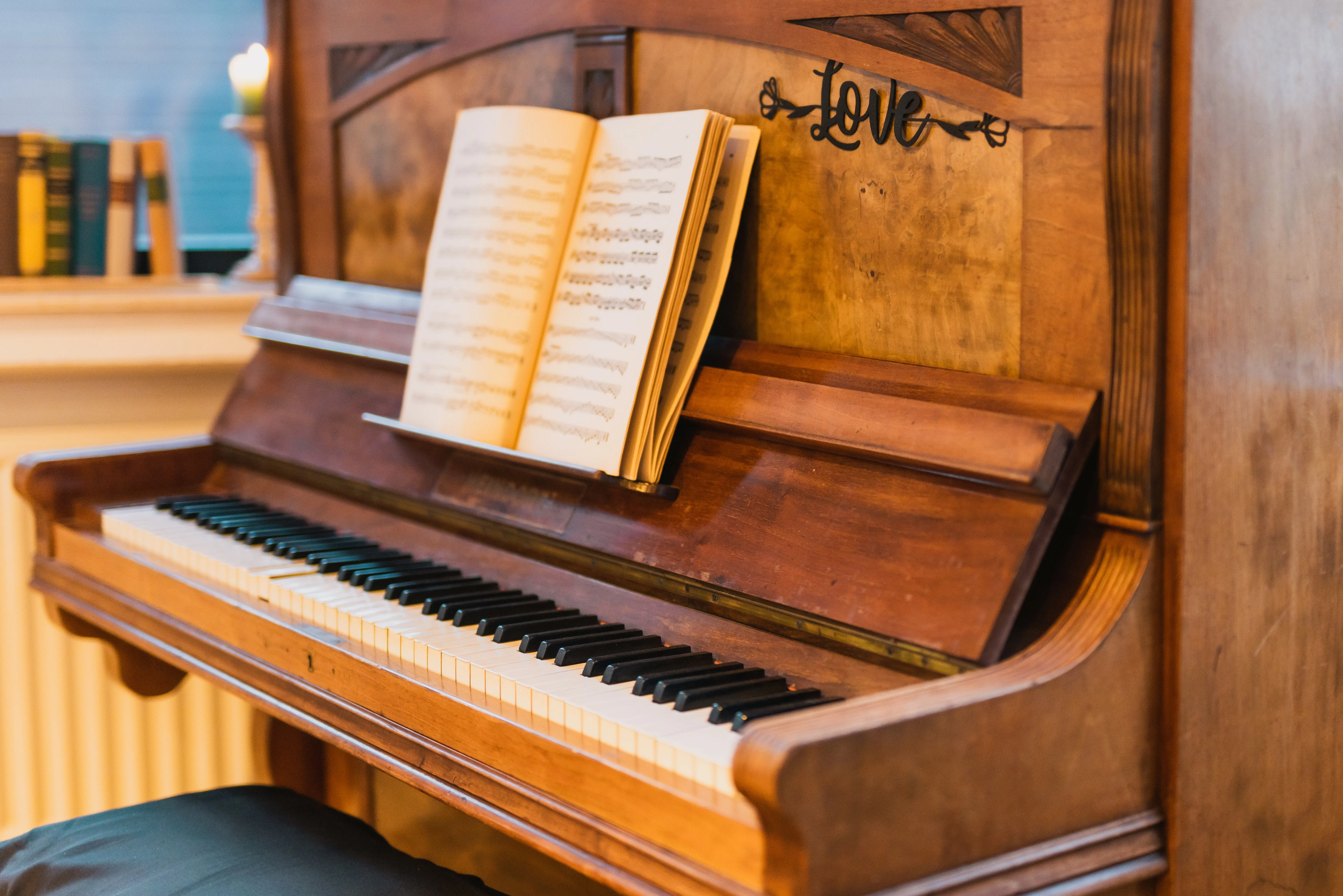 Antikes Klavier mit Notenbuch und Love-Schriftzug im Vintage-Ambiente