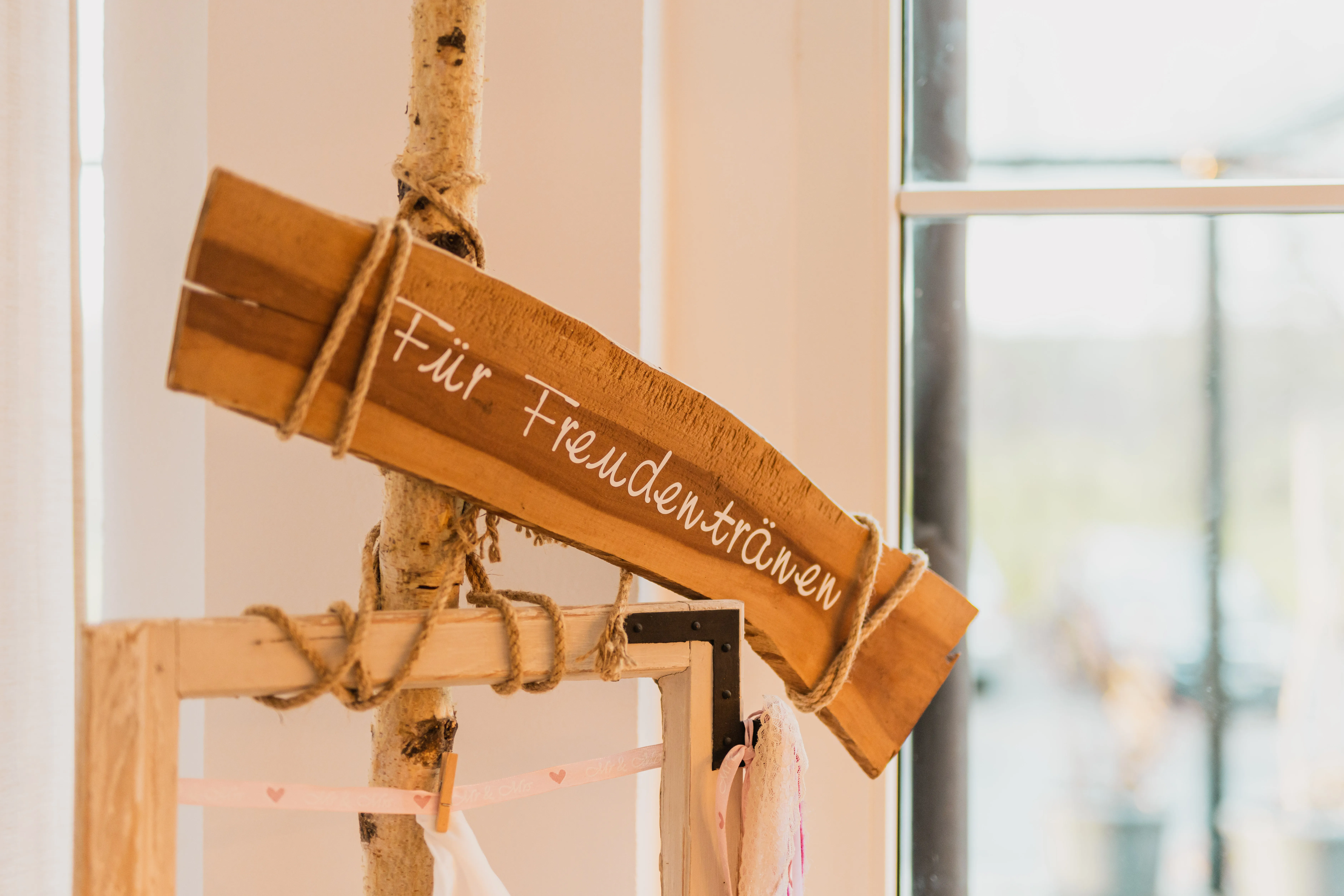 Holzschild 'Für Freudentränen' an einem Birkenstamm, Detail der Taschentuch-Station bei einer Hochzeit